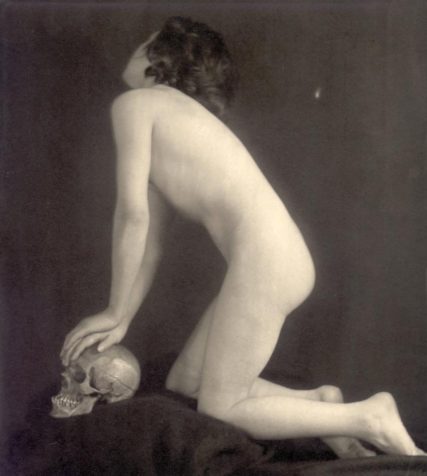 nude with a skull František Drtikol