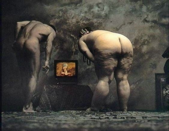 nudes watching tv saudek