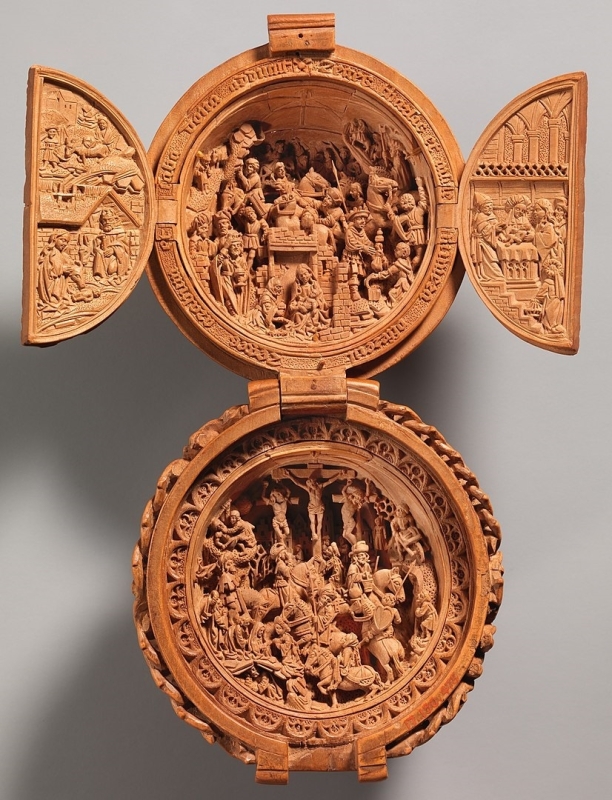 Prayer Bead with the Adoration of the Magi and the Crucifixion opened