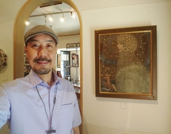 Toshiyuki Enoki with his painting at the exhibition