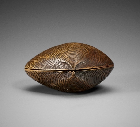 wooden shunga netsuke shell