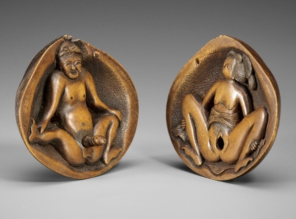 wooden shunga netsuke shell opened