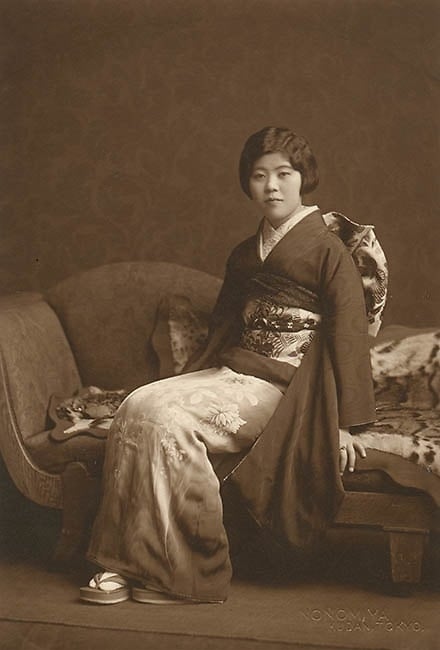 Yasuzō Nojima seated beauty