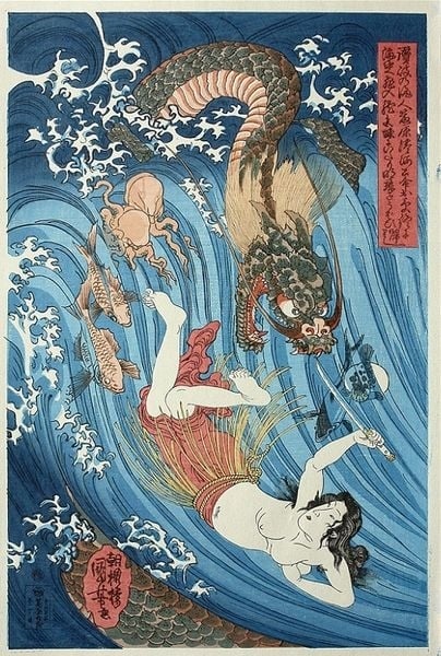 The heroine Tamatori, who has entered the Dragon King’s Palace, swimming through the waves holding an outstretched sword and the Treasure Pearl