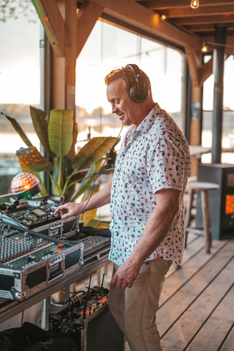 Een DJ is aan het draaien bij een silent disco in Flevoland