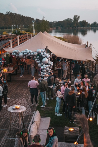 Overview van een silent disco feest in Drenthe