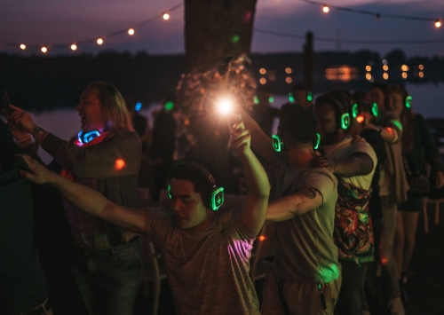 De polonaise gaat rond tijdens een silent disco in Friesland