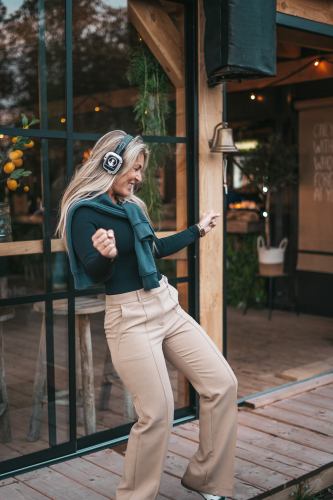 Vrouw danst op een silent disco feestje in Enschede