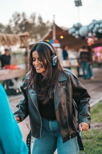 Een silent disco huren in Flevoland ziet er ongeveer zo uit