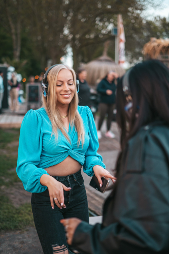 Dansen tijdens een silent disco in Friesland