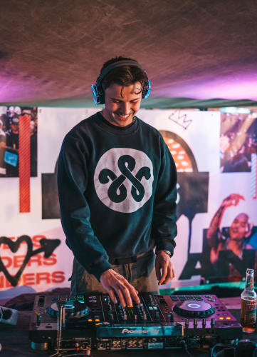 Een DJ draait plaatjes tijdens een silent disco in Zwolle