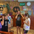 Kinderen dansen tijdens een silent disco kinderfeestje