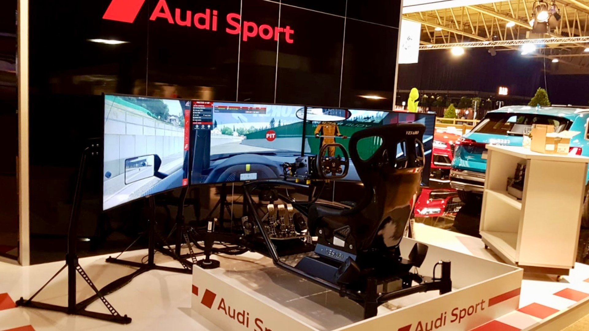 Bewegende race simulator met triple monitor huren