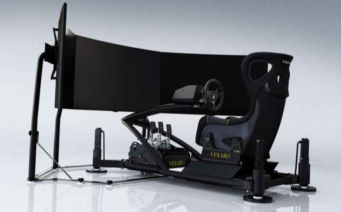 Bewegende 4D race simulator met triple monitor huren