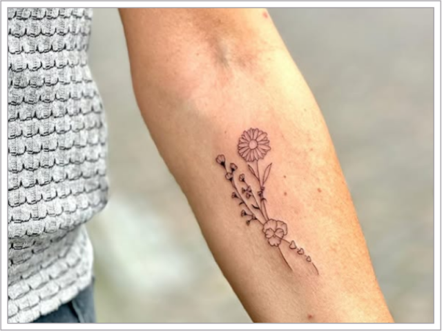 fine line bloemen tattoo