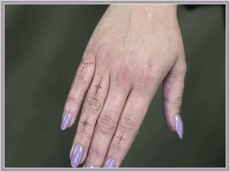 vinger tattoo fine line