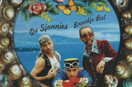 Tweede album van de Sjonnies met o.a. de Top-40 hit Blauw van de Sangria