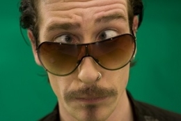 Harm (De Sjonnies) Harm (echte naam Harm Jacobs) was de tweede zanger van De Sjonnies, als opvolger van Ronnie Ruysdael