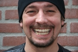 Paddo (De Sjonnies) Paddo (echte naam Sander Thuss) was 4 jaar gitarist van De Sjonnies als vervanger van Konstantijn