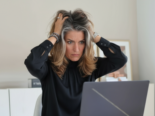 Marian gefrustreerd achter de computer