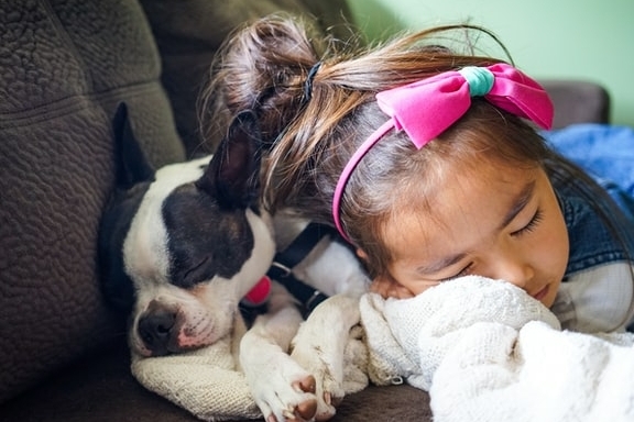 Slaapregressie 4 maanden - kind slapend met hond