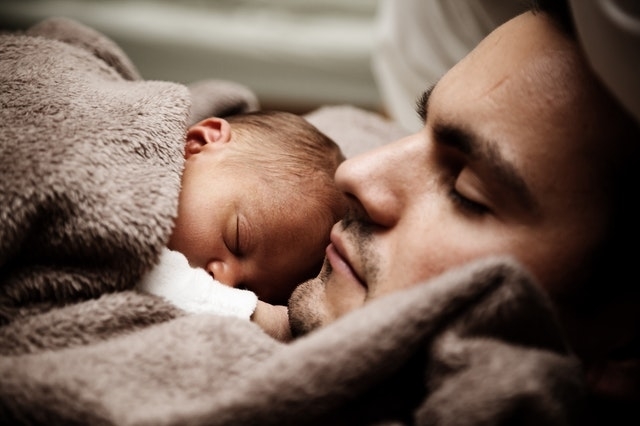 Baby niet slapen - slapende baby met vader