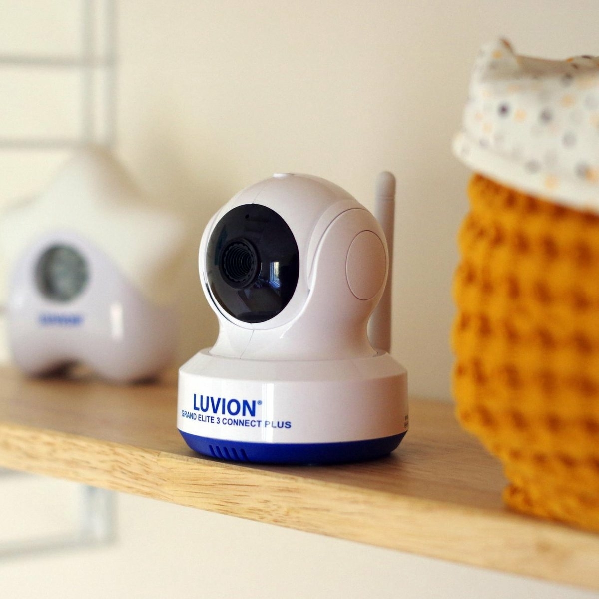 luvion-grand-elite-3-connect-plus-op-plankje-in-baby-kamer