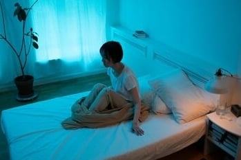 vrouw-recht-op-in-bed-door-nachtangst