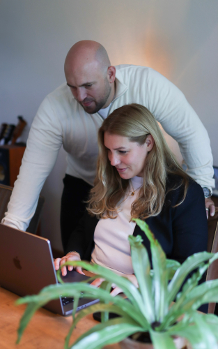 Bas-en-Jenneke-Elberts-geven-slaapcoaching-achter-laptop