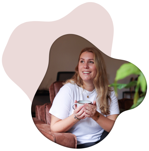 Slaapcoach Jenneke lacht naar de camera