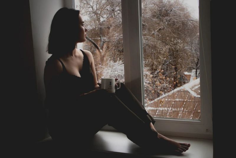 rust-nemen-zonder-herstel-ervaren Volwassene zit in een rustige woonkamer maar voelt zich leeg en niet opgeladen