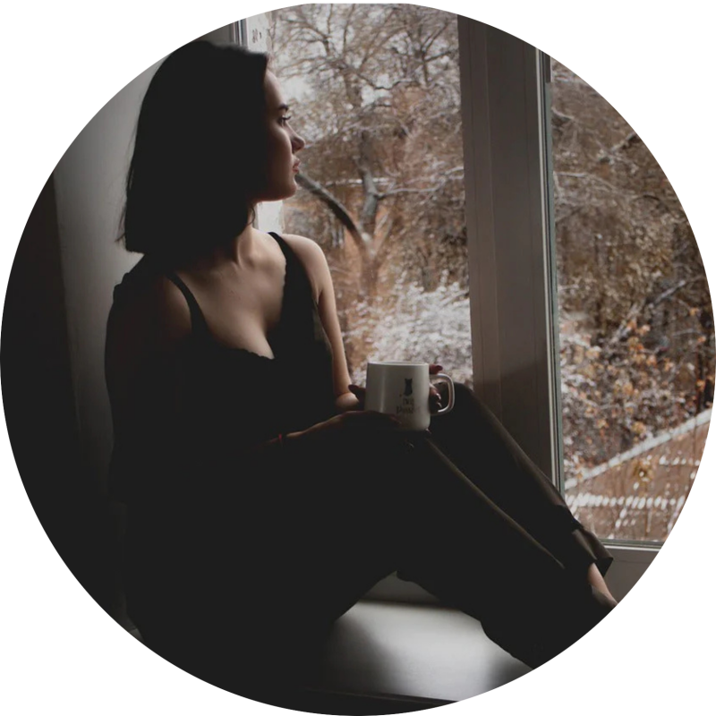 rust-nemen-zonder-herstel-ervaren Volwassene zit in een rustige woonkamer maar voelt zich leeg en niet opgeladen