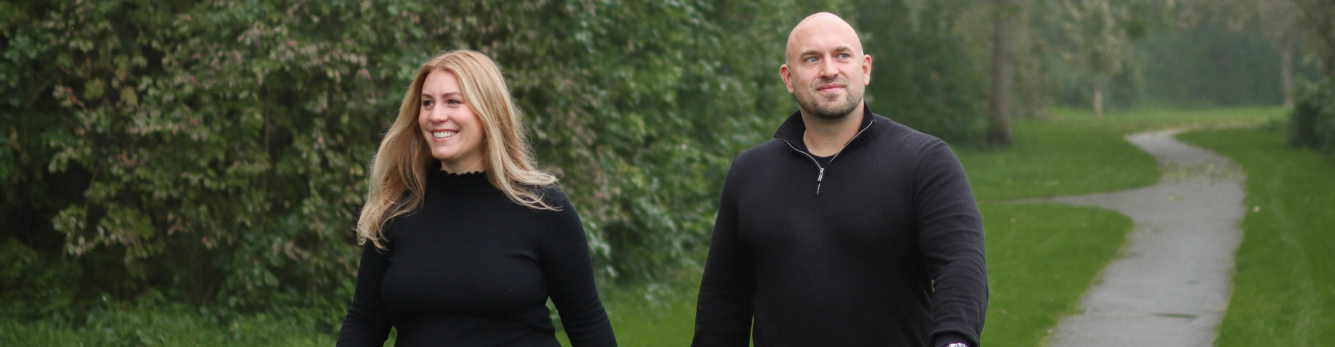 Bas-en-Jenneke-Elberts-Slaapcoaches Bas en Jenneke Elberts, slaapcoaches van SlaapBalans, wandelen in het park.