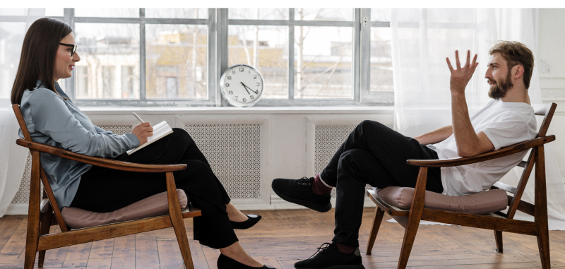 Vrouw geeft man (slaap)coaching