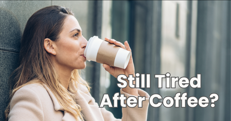 Vrouw drinkt ’s ochtends koffie en ziet er vermoeid uit ondanks een normale nacht slaap