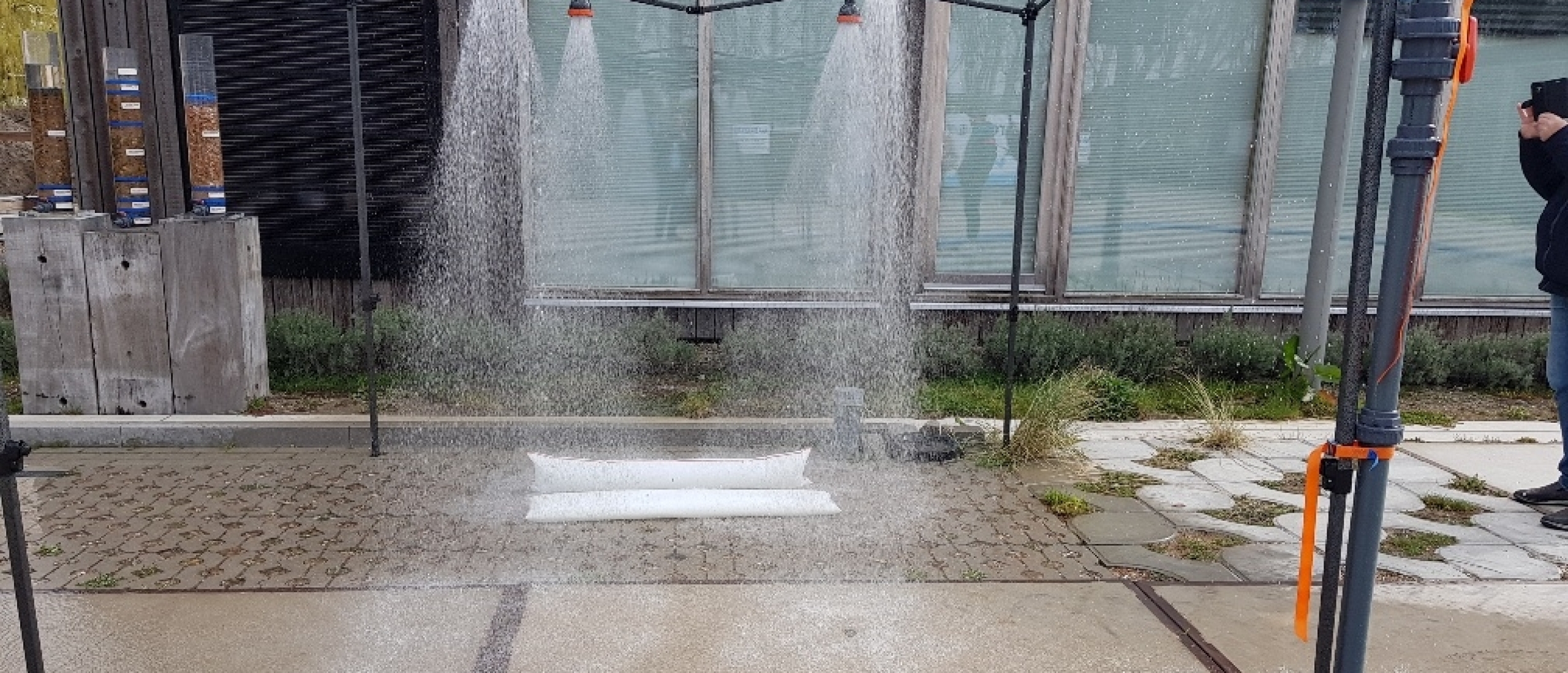 Slurpzakken binnen 3 minuten gevuld tijdens regenbui simulatie WaterStraat TU Delft