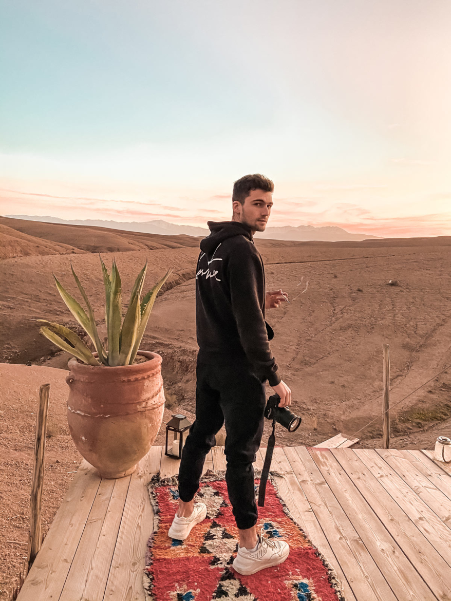 Jongen met camera in woestijn