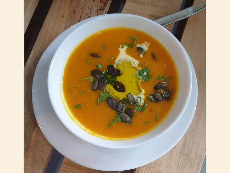 Lunch of koffiestop aan het water tijdens je wandeling, fietstocht of motorroute