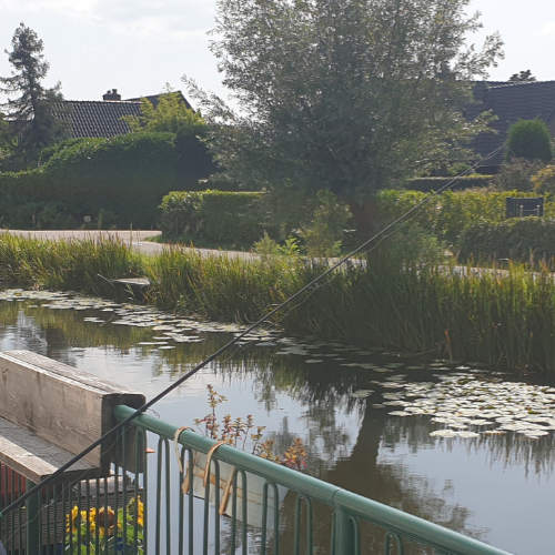 Lunch of koffiestop aan het water tijdens je wandeling, fietstocht of motorroute