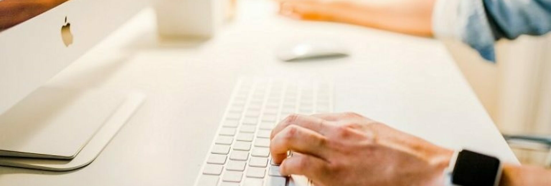 uomo davanti a un computer