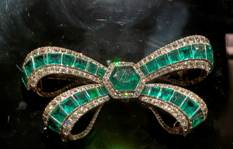 broche with emeralds Treasure Museum