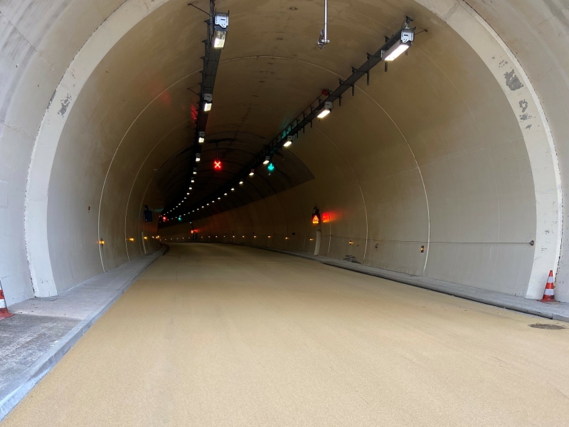 Light coloured asphalt tunnel reducing light consumption