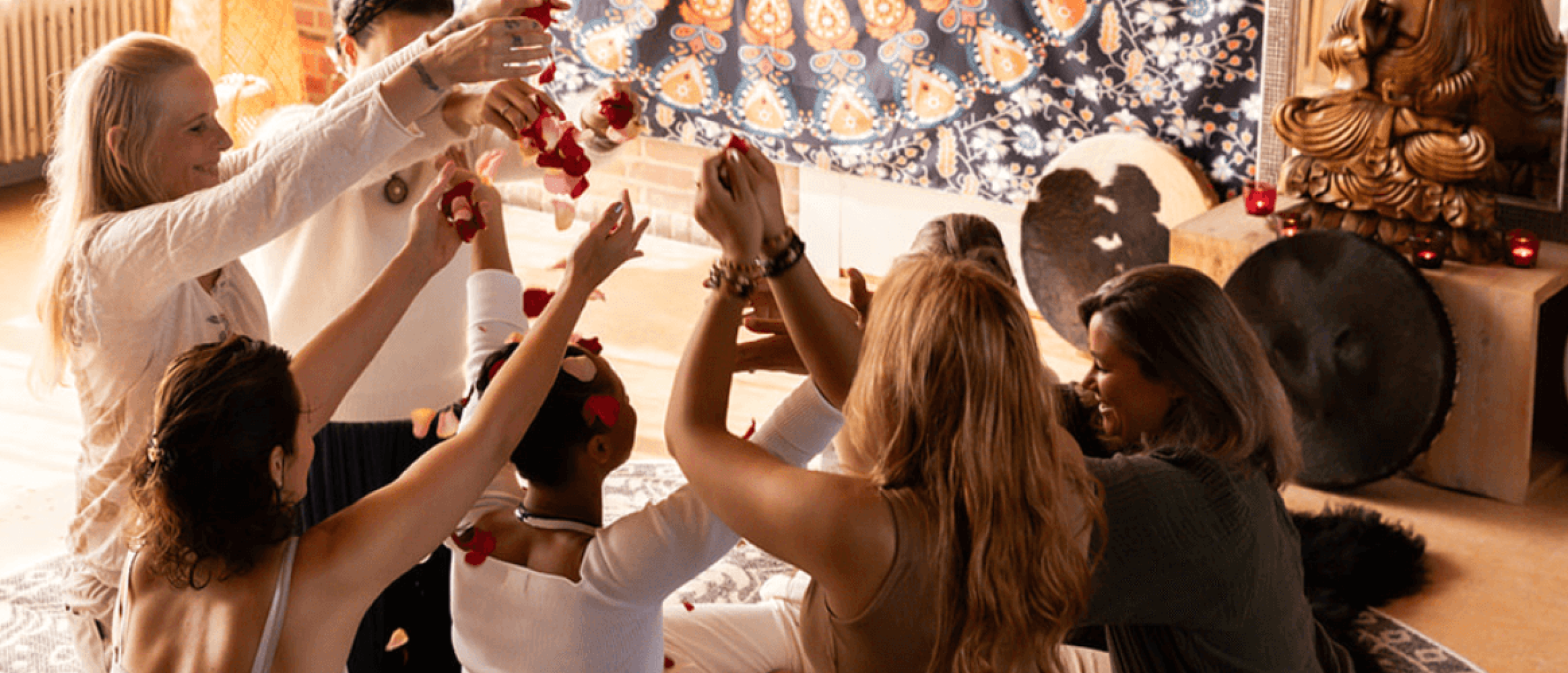 Groep deelnemers gooit rozenblaadjes tijdens Sjamanistische Soul Retrieval ritueel Groep deelnemers gooit rozenblaadjes tijdens Sjamanistische Soul Retrieval ritueel
