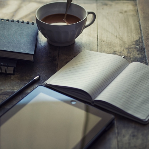 thee, yournal en tablet klaar voor avondworkshop