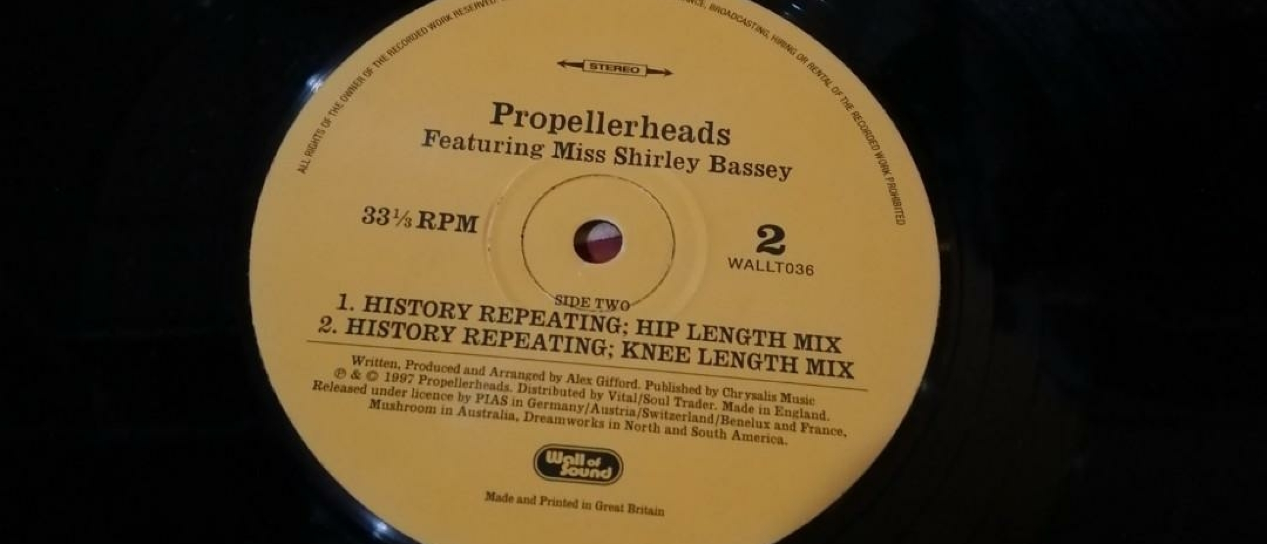 Forgotten Song Friday History Repeating van Propellorheads featuring Shirley Bassey