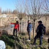 trainer suzanne vertelt in natuurspeeltuin hoe je speelnatuur aanlegt