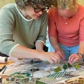 2 vrouwen maken een model van een groen schoolplein