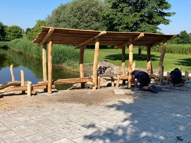 2 mannen werken aan de aanleg van een waterspeelplek