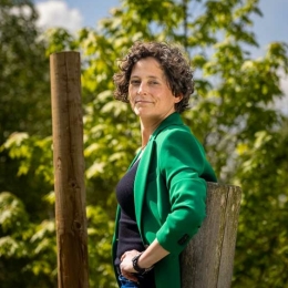 suzanne van ginneken speelt in speeltuin