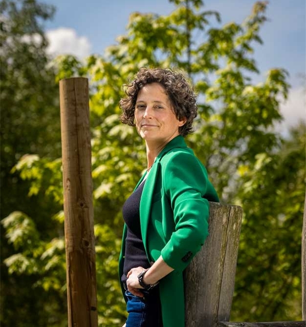 suzanne van ginneken speelt in speeltuin